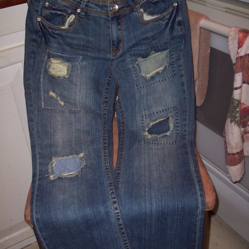 Women's/ Junior  Jeans NWOT. NEVER WORN